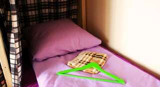 Гостиница Арт-хостел «Sherlock Homes» Краснодар Спальное место на двухъярусной кровати в общем номере для мужчин и женщин-1